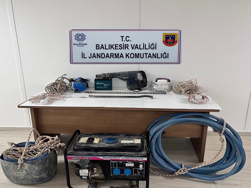 Balıkesir'in Altıeylül ilçesinde 2 kişi izinsiz kaçak kazı yaparken Jandarma ekipleri tarafından suçüstü yakalandı.
