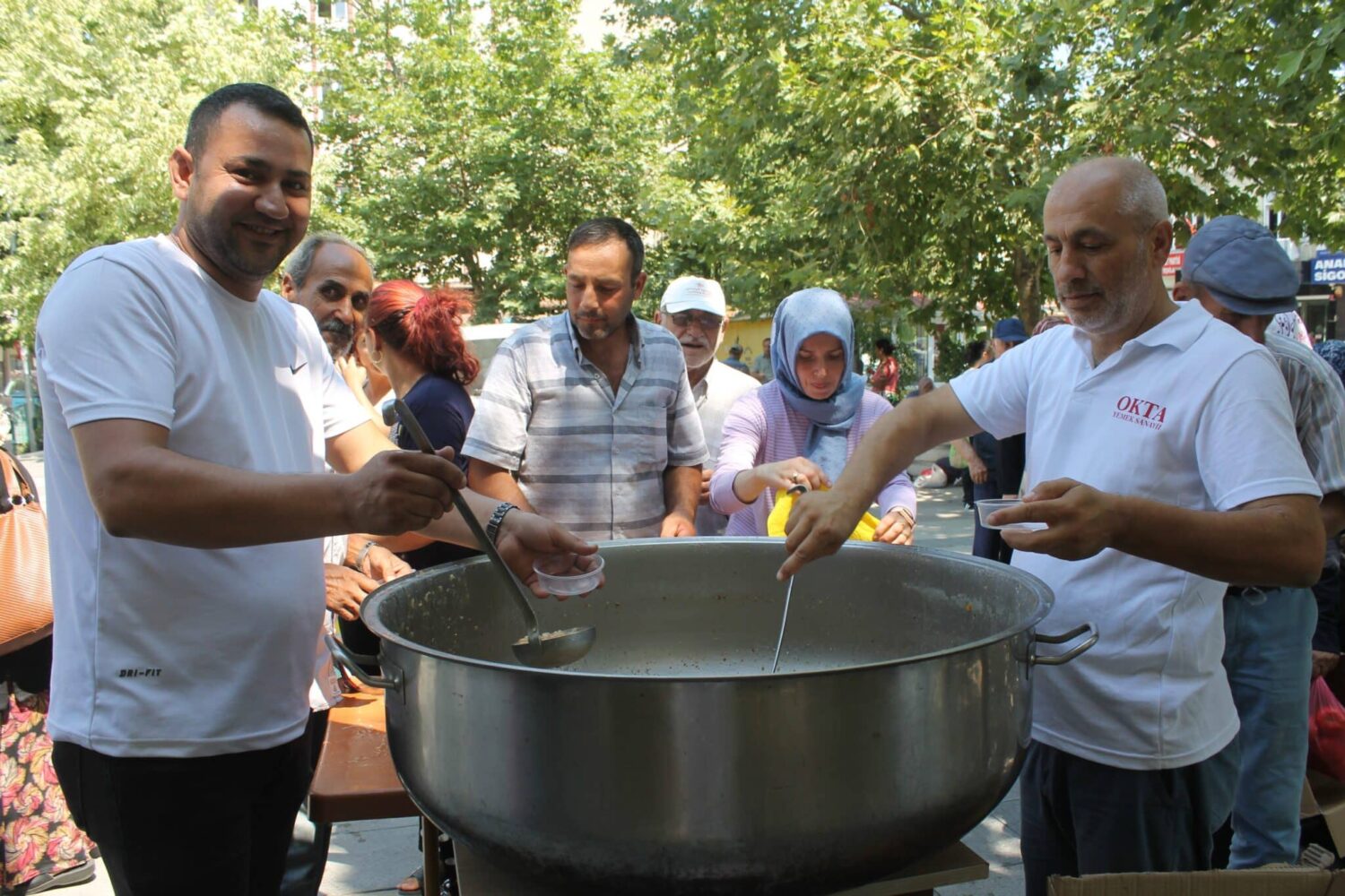 Balıkesir Manyas’ta muharrem ayı dolayısıyla, Sosyal Yardımlaşma ve Dayanışma Vakfı vatandaşlara aşure dağıttı.