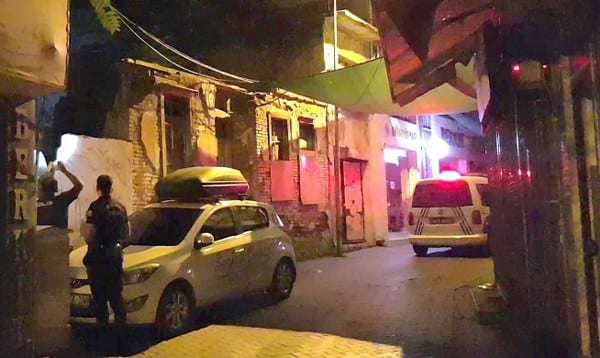 Balıkesir’in Edremit ilçesinde polisin bir şüpheliyi takip etme anı, aksiyon filmlerini andırdı. Polis ekipleri, şüpheliyi yabani ceviz ağacının dallarından aşağı indirerek başarılı bir şekilde yakaladı. Şahsın 3 ayrı hırsızlık olayından arandığı belirlendi.