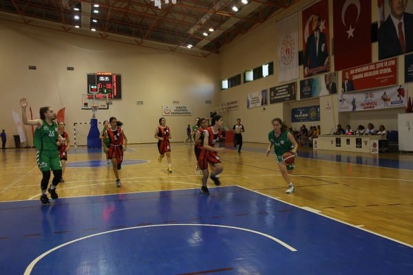 Burhaniye Atatürk Spor Salonu'nda, Ege ve Marmara bölgelerinden 12 ilin yer aldığı Yıldızlar Ligi Çeyrek Final Müsabakaları gerçekleştiriliyor.