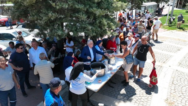 Her yıl geleneksel olarak Muharrem Ayı'nda düzenlenen aşure hayrı etkinliği, bu yıl da yoğun katılım gösteren vatandaşların iştirakiyle Burhaniye Belediyesi Hizmet Binası önünde gerçekleştirildi.