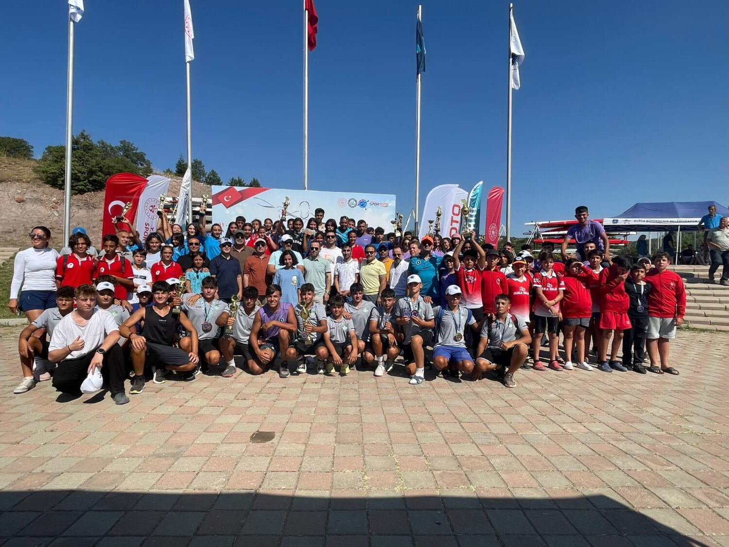 Durgunsu Kano Türkiye Şampiyonası Yarışları 3-5 Ağustos 2023 tarihleri arasında Eskişehir'de yapılırken, Bursa Büyükşehir Belediyespor Kulübü sporcuları, organizasyonu 33 madalya ve 3 kupayla tamamladılar. 