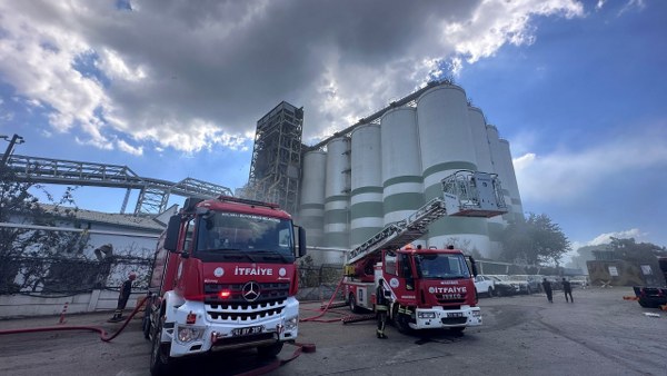 Kocaeli'nin Derince ilçesinde Toprak Mahsulleri Ofisi'ne ait depoda yaşanan patlamanın ardından polis ekipleri olay yerinde detaylı incelemelerini sürdürüyor.