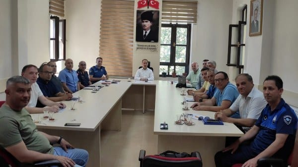 Balıkesir’in Bandırma ilçesinde 2023-2024 Süper Lig ve TFF 1. Lig Sezonu'nun başlaması öncesinde, Bandırma'da düzenlenecek spor müsabakaları için alınacak tedbirlerin ele alındığı ilçe spor güvenliği toplantısı, Bandırma Kaymakamlığı Toplantı Salonu'nda düzenlendi.