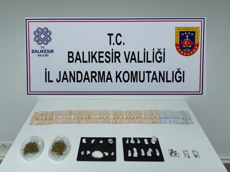 Balıkesir'de kaçakçılık ve organize suçlara yönelik yapılan operasyonlarda gözaltına alınan toplam 27 şüpheliden 4'ü tutuklandı.