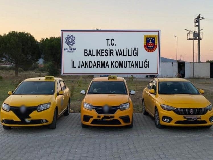 Balıkesir Ayvalık'ta, taksici kılığında göçmen kaçakçılığı yapan 3 şahıs yakalandı.