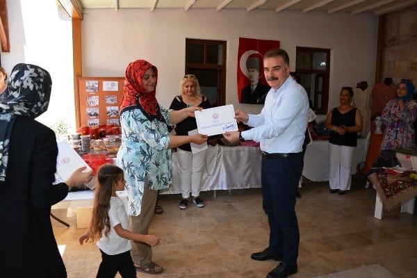 Balıkesir'in Edremit ilçesinin Kaymakamı Ahmet Odabaş, eşi Ayşe Odabaş ile birlikte, Edremit Kaymakamlığı'nın himayesinde yürütülen SODAM projesi kapsamında düzenlenen sergi etkinliğine katıldı. Sergide, kadın kursiyerler tarafından özenle hazırlanan el emeği ürünler sergilendi.