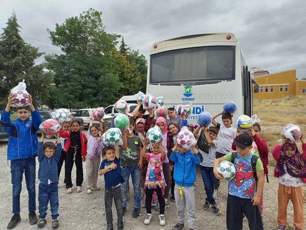 İvrindi Belediye Başkanı Yusuf Cengiz, her vesileyle halkla bir araya gelmeye özen gösterirken, bu sefer gününü çocuklara ayırdı. İlçedeki Kuran Kursu öğrencilerinin düzenlediği piknik etkinliğinde çocuklarla buluşan Cengiz, her yaş grubundan katılımcının kalbini kazanmayı sürdürdü.