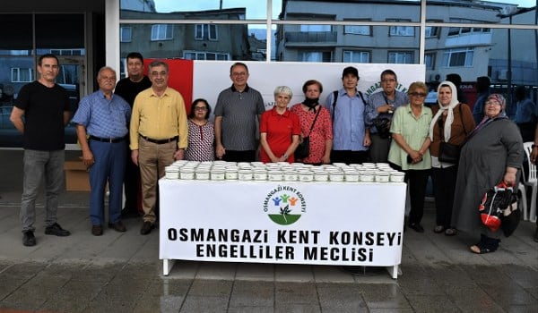 Osmangazi Kent Konseyi tarafından düzenlenen aşure ikramı etkinliğinde, engelliler kendi çabalarıyla aşure dağıtarak yer aldı.