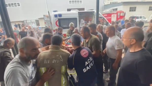 İznik ilçesinde bulunan sanayi bölgesinde bir dükkan sahibi tarafından kullanılan sprey ile kesilen bir varil, patlama sonucu büyük bir patlamaya neden oldu. Yaşanan olayın ardından bölge adeta savaş alanına dönerken, patlama sırasında yaralanan bir işçi ağır yaralı olarak hastaneye kaldırıldı.