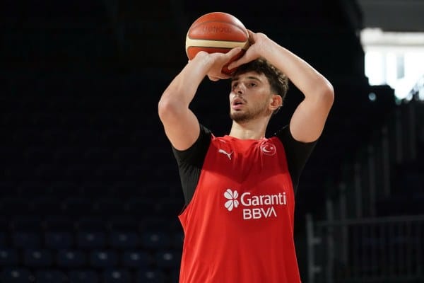 FIBA Olimpiyat Ön Eleme Turnuvası'nın açılış maçına çıkacak olan A Milli Erkek Basketbol Takımı, yarın İzlanda ile karşılaşacak. Takım, bu önemli müsabaka öncesinde son antrenmanını Sinan Erdem Spor Salonu'nda tamamladı.
