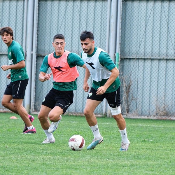 Yeni sezon öncesi Bursaspor, bugün gerçekleştirdiği antrenmanla hazırlıklarına devam etti.