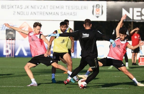 Beşiktaş, Trendyol Süper Lig'in açılış haftasında Fatih Karagümrük ile karşılaşacakları maçın öncesi hazırlıklarına ara vermeden devam ediyor. Bu akşam gerçekleştirilen antrenmanla takım, maç öncesi çalışmalarına başladı.