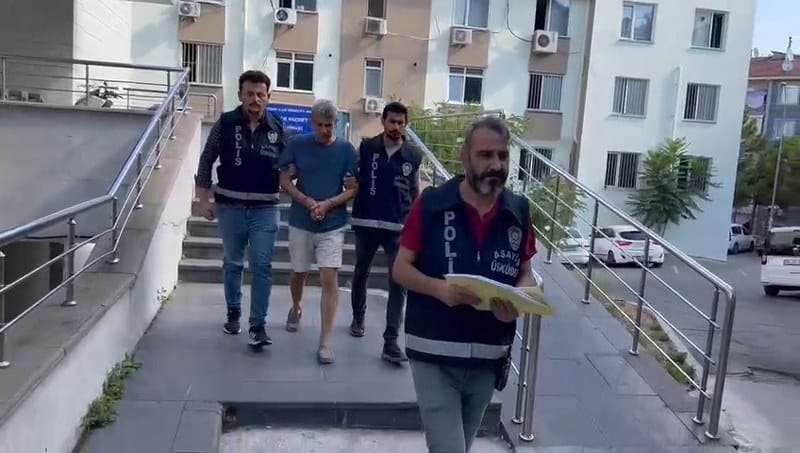 Üsküdar’da, ATM önünde yaşanan sıra kavgasında bir şahıs tartıştığı kişiyi bıçakla yaraladı. Yaralı, kaldırıldığı hastanede hayatını kaybetti.