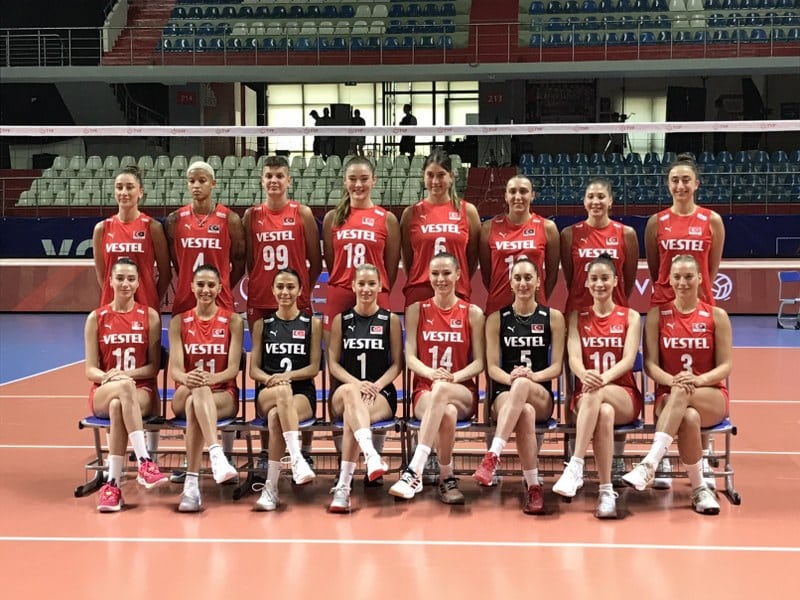 Türkiye Voleybol Federasyonu Başkanı Mehmet Akif Üstündağ, VNL’de şampiyon olan A Milli Kadın Voleybol Takımı ile Avrupa Şampiyonası’ndan da altın madalyayla dönmek istediklerini belirtti. 