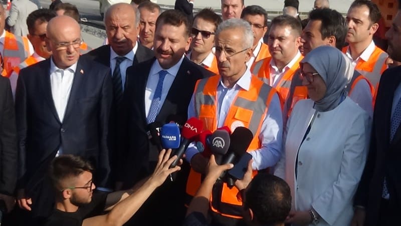 Ulaştırma ve Altyapı Bakanı Abdulkadir Uraloğlu, Balıkesir Kuzey Batı Çevre yolundaki çalışmaları yerinde inceledi. 