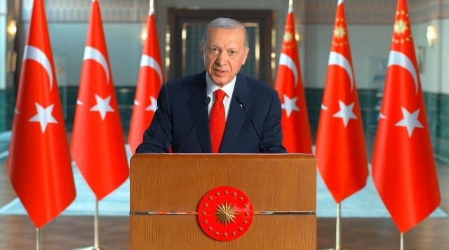 Sayın Cumhurbaşkanı Recep Tayyip Erdoğan, “AK Parti 22 yıllık tarihinin iktidarda geçen 21 yılı boyunca bu ülkenin her karış toprağını bereketlendirecek eser ve hizmet imza atmış, hayatına dokunmadık ve refahını artırmadık tek bir fert bırakmamıştır” dedi.