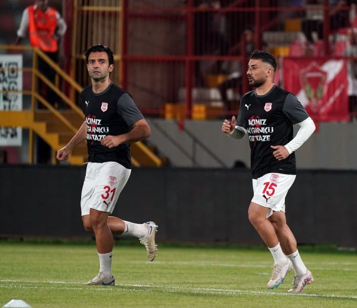 Trendyol Süper Lig’in 1. haftasında Hatayspor, Pendikspor'a konuk oldu. Pendiksporlu futbolcular 'Acımız ilk günkü gibi taze' yazılı tişörtlerle ısınmaya çıktı.