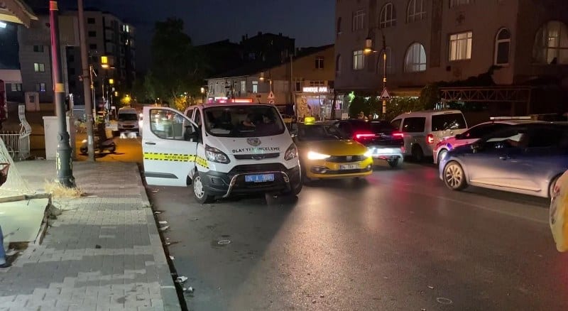 Maltepe’de bir tekel bayi önüne gelen şüpheli, 6 el ateş açtı. Kurşunların hedefi olan 3 kişi yaralanırken şüpheli ise olay yerinden kaçtı.