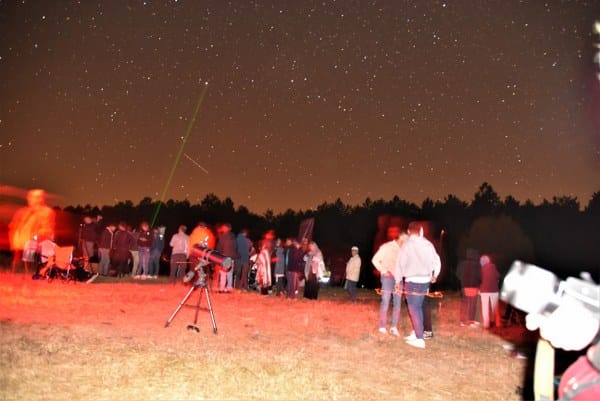Balıkesir'in Sındırgı ilçesinde 2. Gökyüzü Gözlem Etkinliği düzenlendi. Etkinliğin takvimine Perseid meteor yağmurlarının dahil edilmesi, katılımın en yüksek seviyeye çıkmasını sağladı. Bazı vatandaşlar meteor yağmurlarını çıplak gözle izlemeyi tercih ederken, astro fotoğrafçılar da kayda almak için birbiriyle yarıştı.