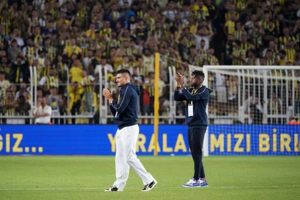 Fenerbahçe'nin yeni transferleri Fred ve Cengiz Ünder, Gaziantep FK ile oynanan maç öncesinde tribünleri selamladı.