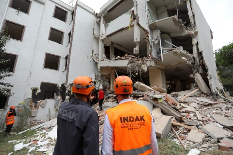 Bursa'nın İnegöl ilçesinde belediye ile İnegöl Doğal Afetler Arama Kurtarma Ekibi (İNDAK) iş birliğinde gerçeğini aratmayan deprem tatbikat