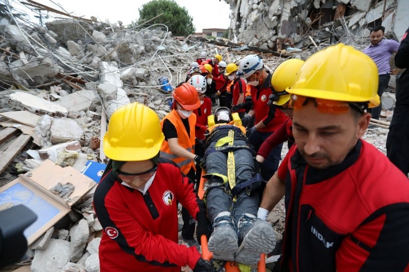 Bursa'nın İnegöl ilçesinde belediye ile İnegöl Doğal Afetler Arama Kurtarma Ekibi (İNDAK) iş birliğinde gerçeğini aratmayan deprem tatbikat