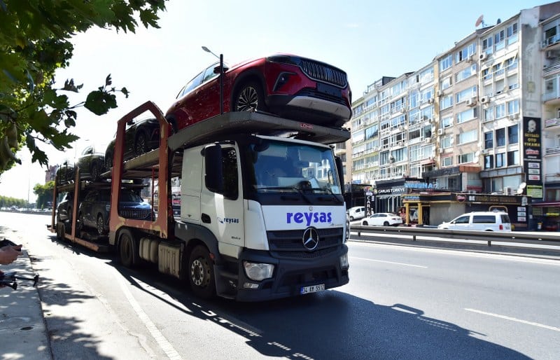 Togg yüklü tırlar İstanbul’a giriş yaptı. 