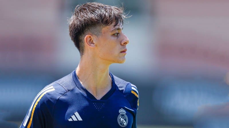 Real Madrid'in yaz transfer döneminde Fenerbahçe'den transfer ettiği Arda Güler, İspanyol ekibinin UEFA Şampiyonlar Ligi kadrosunda yer aldı.