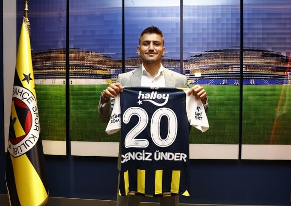 Fenerbahçe'nin transfer ettiği milli futbolcu Cengiz Ünder, Marsilya'dan sarı-lacivertli takımın kadrosuna katıldı. Cengiz Ünder, “Tekrardan Türkiye’ye döndüğüm için ayrı bir heyecan içerisindeyim. Özellikle bu forma altında oymamak benim için gurur verici. Kendimi her zaman hazır görüyorum” ifadelerini kullandı.
