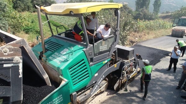 Balıkesir Büyükşehir Belediye Başkanı Yücel Yılmaz, il genelinde asfalt çalışmalarına yönelik başlattığı girişim kapsamında, Sındırgı ilçesinin Yaylabayır, Yüreğil ve Kürendere yollarında gerçekleştirilen yüksek kaliteli sıcak asfalt serim işlemlerini yerinde denetledi. Başkan Yılmaz, “Hemşehrilerimiz çalışmalardan memnun, biz de mutluyuz” dedi.