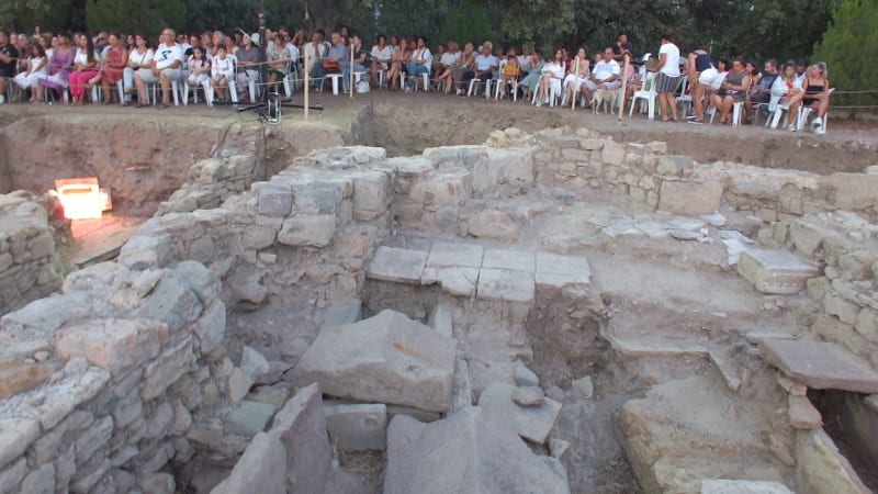 Antik Adramytteion kazıları Burhaniye ilçesinde sürerken, Adramytteion Festivali kapsamında düzenlenen ilk konser,