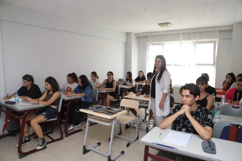 Burhaniye Belediyesi Sosyal Etkinlik Merkezi (BURSEM), 2023-2024 eğitim öğretim dönemi için LGS ve YKS hazırlık kurslarına başladı.
