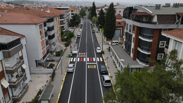 Balıkesir Büyükşehir Belediyesi'nin yatırım ve hizmetleriyle modern bir görünüme kavuşan Altıeylül ilçesi, sadece merkezi değil aynı zamanda birçok kırsal mahalleyi de içinde barındırıyor. Altıeylül, kırsal kalkınma projelerinden sosyal yaşama renk katan alanlara, altyapı çalışmalarından güvenli ve rahat ulaşımı sağlayan yolların inşasına ve tarihi yapıların restore edilmesi gibi geçmişe ışık tutan çalışmalara kadar geniş bir yelpazede hizmetler sunarak gelişimine devam ediyor.