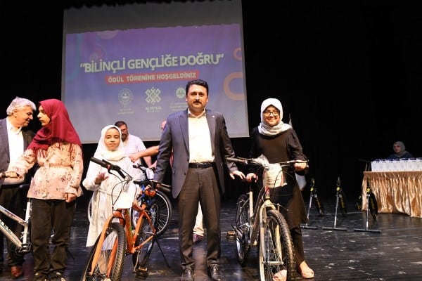 Altıeylül ilçesinde, camiler ve müftülük bünyesindeki kurslarda sadece Kuran-ı Kerim okuma becerilerini değil aynı zamanda din, vatan ve millet sevgisini, iyi ahlak ve erdemli bireyler olmayı da öğrenen gençler, Altıeylül Belediyesi'ne ait Hasan Can Kültür Merkezi'nde düzenlenen bir törenle ödüllerini aldı.