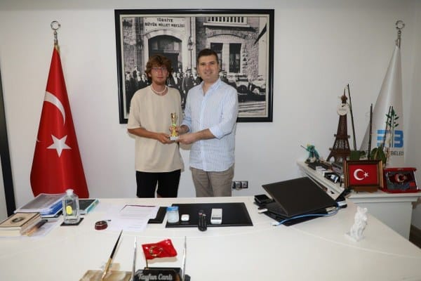Edremitli genç tenisçi Yağız Baygın, başarılı performansını sürdürüyor. Edremit Belediyesi'nin desteklediği yetenekli sporcu, en son Çanakkale Troya Cup turnuvasında mücadele ederek şampiyonluk elde etti.