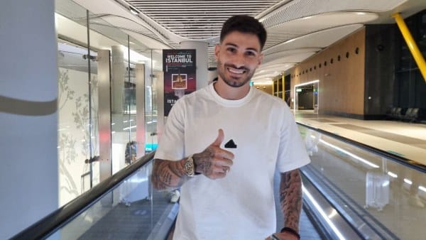 Trabzonspor'un önceden belirlenen anlaşmasını sağladığı Yunan forvet oyuncusu Taxiarchis Fountas, İstanbul'a ulaştı.