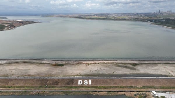 İstanbul'da bulunan mega kentteki barajlardaki su doluluk oranı yüzde 33.37 olarak kaydedilerek son 9 yılın en düşük seviyesine ulaştı. Bu rakamlara göre, İstanbulluların sadece 61 günlük su stoku bulunuyor.