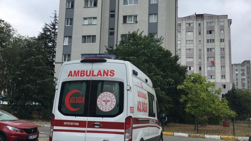 Tekirdağ’ın Çerkezköy ilçesinde bir şahıs kız arkadaşı olduğu iddia edilen bir kadını elektrikli süpürgenin kablosuyla boğarak öldürdü.