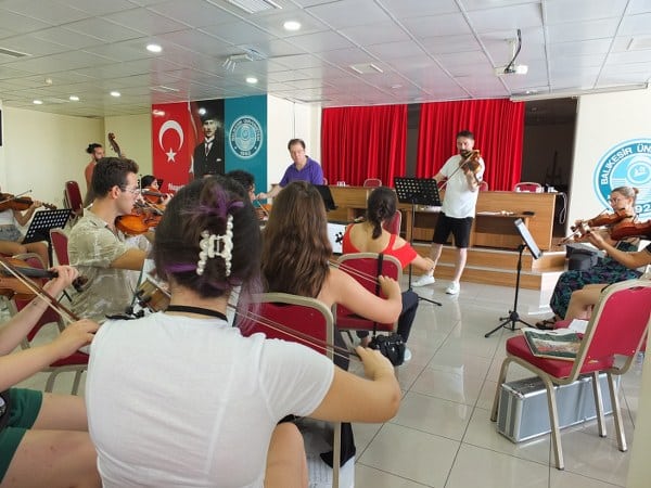 Burhaniye ilçesinde Adramytteion Festivali (Adra’Fest) devam ederken, çeşitli senfoni orkestralarından ve farklı okullardan gelen gençler, Uygulamalı Bilimler Fakültesi salonlarında ünlü hocaların rehberliğinde düzenlenen konserlere hazırlanıyorlar. Akşamları çeşitli mekanlarda konserler veren gençler, orkestralarda yer almanın kendilerini mutlu ettiğini belirtti.