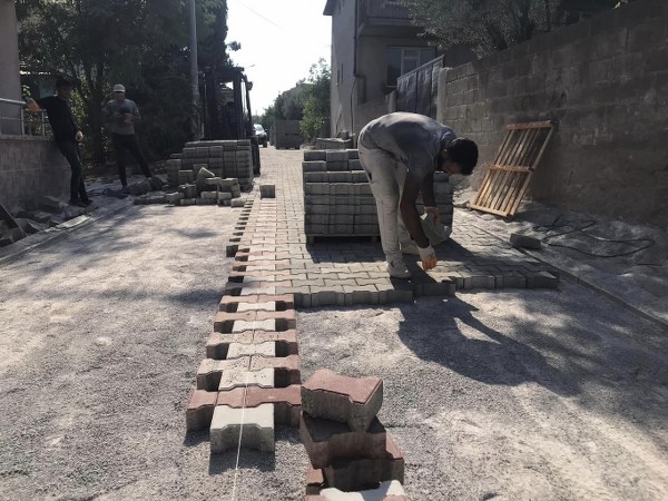 İvrindi'de 70 yıllık altyapı yenileme sorunu başarıyla aşıldıktan sonra, şimdi de üstyapı çalışmaları hız kesmeden devam ediyor.