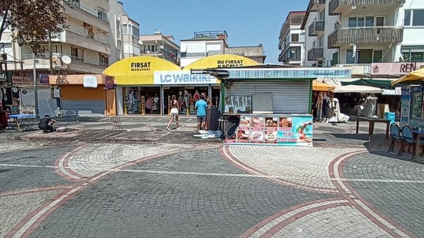 Balıkesir'in Edremit ilçesinin Akçay kordon bölgesinde dün sabah saatlerinde meydana gelen olayda, 3 iş yerinin yanmasıyla sonuçlanan yangının kundaklama sonucu çıktığı iddia ediliyor. Edremit İlçe Emniyet Müdürlüğü tarafından gerçekleştirilen araştırmalar sonucunda, gözaltına alınan 4 kişiden ikisi tutuklanarak cezaevine gönderildi.