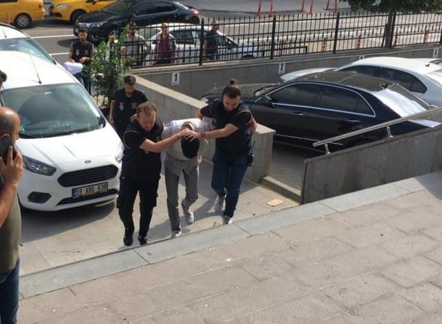 Tekirdağ’ın Çerkezköy ilçesinde kız arkadaşını elektrikli süpürgenin kablosuyla boğarak öldüren zanlı tutuklanarak cezaevine gönderildi.