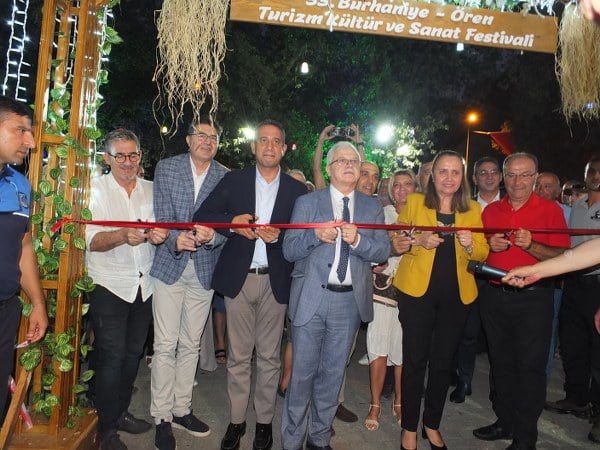 Burhaniye ilçesinde, 33. Turizm Kültür ve Sanat Festivali resmi bir törenle başladı. Ören Meydanı'ndaki etkinlikte Belediye Başkanı Ali Kemal Deveciler, CHP Balıkesir Milletvekili Ensar Aytekin, CHP Grup Başkanvekili Ali Mahir Başarır ve CHP Genel Başkan Yardımcısı Semra Dinçer birer konuşma gerçekleştirdi.