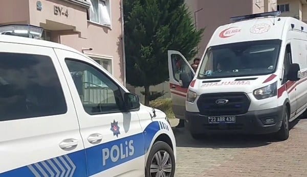 Edirne'de bir apartmanın içerisinde yayılan rahatsız edici koku nedeniyle harekete geçen polis ekipleri, daireye girdiklerinde bir kişinin cansız bedenine ulaştı. 