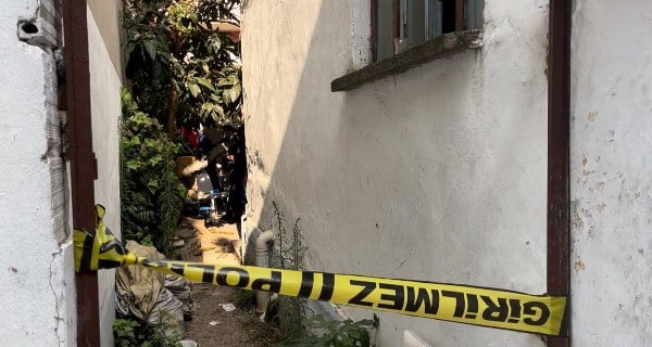 Bursa'da yalnız yaşayan 67 yaşındaki bir adam, evinde hayatını kaybetti. Polis, olayın şüpheli yönlerini incelemek amacıyla soruşturma başlattı. Cenaze, ölüm nedeninin belirlenmesi için  Adli Tıp Kurumu'na gönderildi.