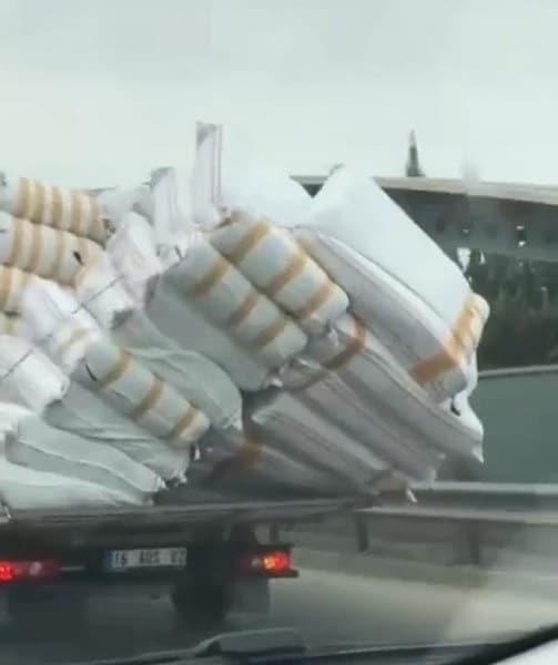 Bursa'nın Osmangazi ilçesinde, kamyon sürücüsünün trafikte riskli taşımacılığı etrafa korku saçtı.