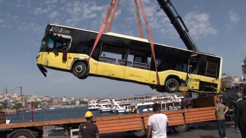 Eminönü'nde park halinde henüz bilinmeyen bir sebepten dolayı kayan ve denize düşen İETT otobüsü 6 saatlik çalışmanın ardından çıkarıldı. 