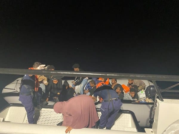 Balıkesir'in Ayvalık ilçesinde, Yunanistan'ın Midilli Adası'na yasa dışı yollarla geçmeye çalışan 18 düzensiz göçmen yakalandı.