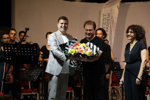 Edremit ilçesinde tarihi bir an oluşturan “Adra Fest” Klasik Müzik Konserleri'nin 4.gününde Edremit Belediye Başkan Yardımcısı Tayfun Canlı “Kültür ve sanatın yanındayız” dedi.